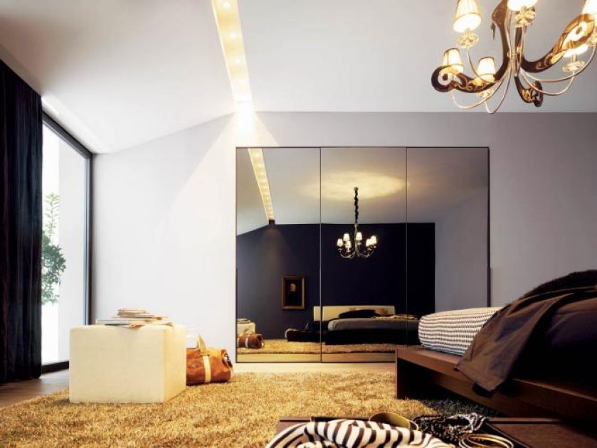 Lustro czy szafa? Garderoba Prisma od San Giacomo (303 x 256 cm) optycznie powiększy sypialnię. Cena - 15 950 zł. PATT MEBEL