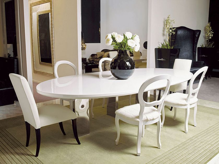 Ma blat z macicy perłowej. Cena – od ok. 43 720 zł. Do kompletu krzesła Etzel inspirowane stylem ludwikowskim