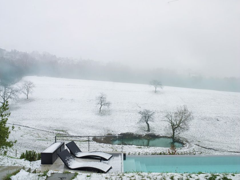 Mała wioska na wzgórzu pod Lyonem. Trzy kroki do lasu, a dookoła tylko łąki.