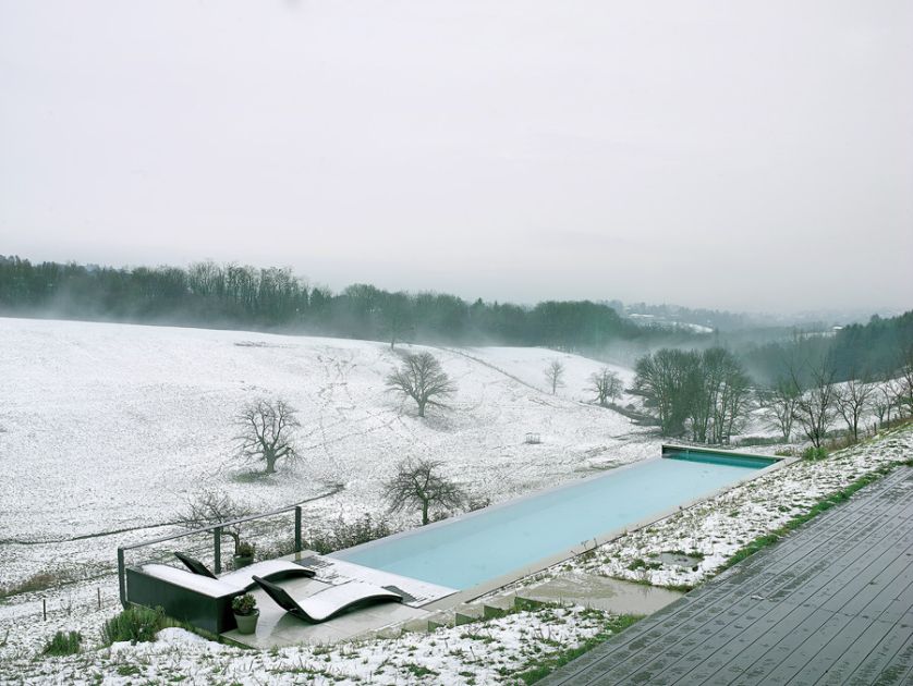 Mała wioska na wzgórzu pod Lyonem. Trzy kroki do lasu, a dookoła tylko łąki.