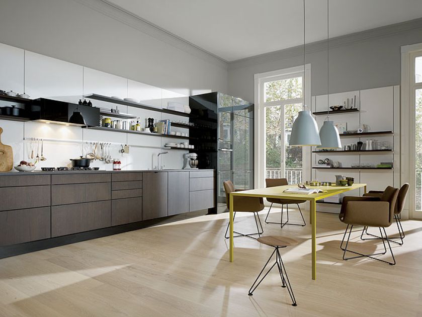 Matowe, grafitowe szafki kuchenn i cytrynowy stół. STUDIO FORMA 96