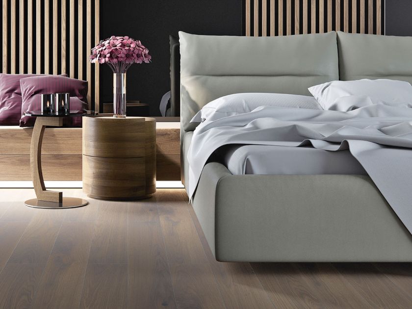 Królewskie łoże z miękkim zagłówkiem, MARGA, do tego stolik w orzechowym fornirze, TAVAMO, MIOTTO DESIGN