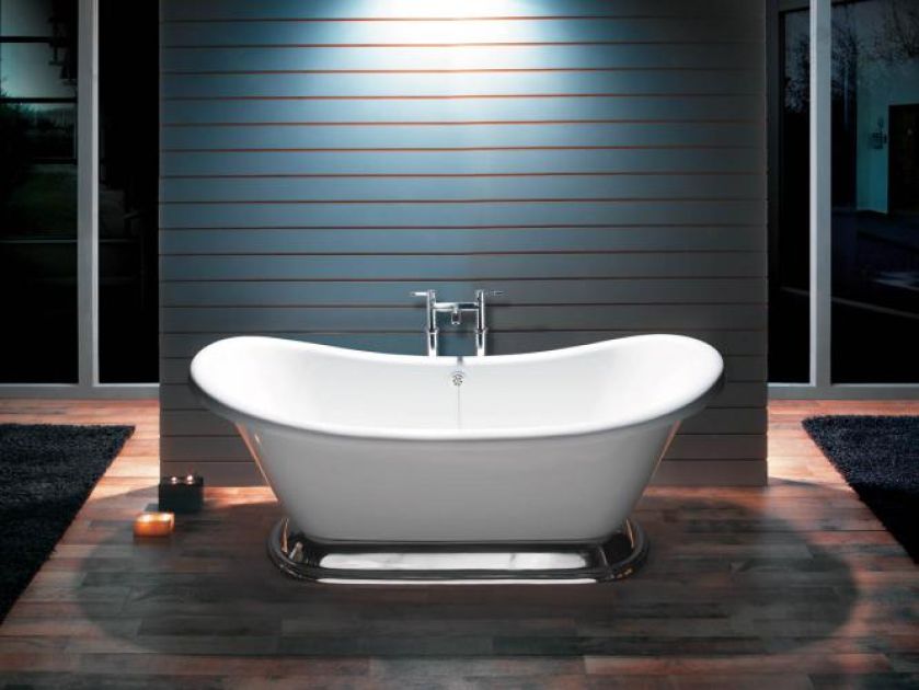 Modne połączenie - drewno i wanna Excelsior (do wyboru inne kolory) na podstawie z polerowanego aluminium. Cena - 7300