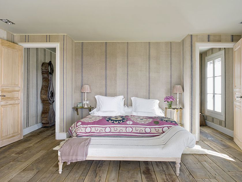 Na podłodze dąb i kasztan z odzysku, narzuta na łóżko przyjechała z Uzbekistanu.