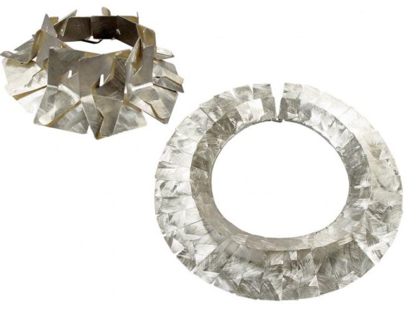 Naszyjniki na pierwszy rzut oka mogą przypominać fragment taśmociągu jakiejś maszyny.