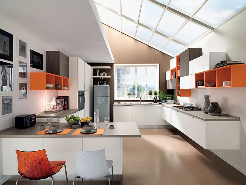 Nowoczesna biała kuchnia. Układanka z półek i szafek. CUCINE LUBE