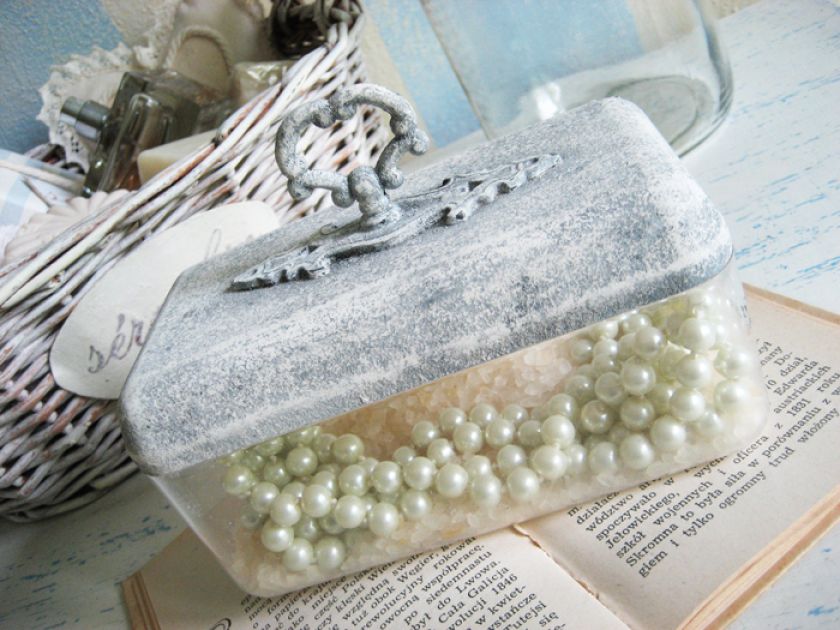 Postarzone z przykręconym uchwytem meblowym. Justyna Kasprzyk http://www.flickr.com/photos/75927653@N02/sets/