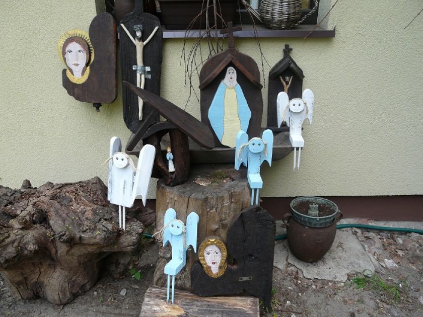 Praca wykonana ze starodrzewu, pomalowana farbami akrylowymi. Technika ta pozwala na użytkowanie ich wewnątrz jak