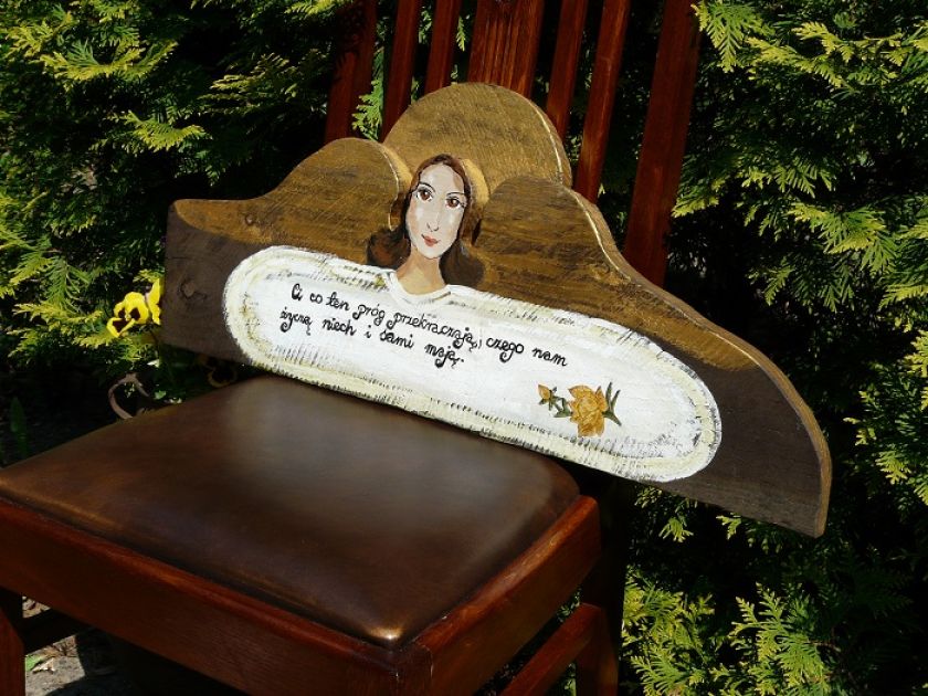 Praca wykonana ze starodrzewu, pomalowana farbami akrylowymi. Technika ta pozwala na użytkowanie ich wewnątrz jak