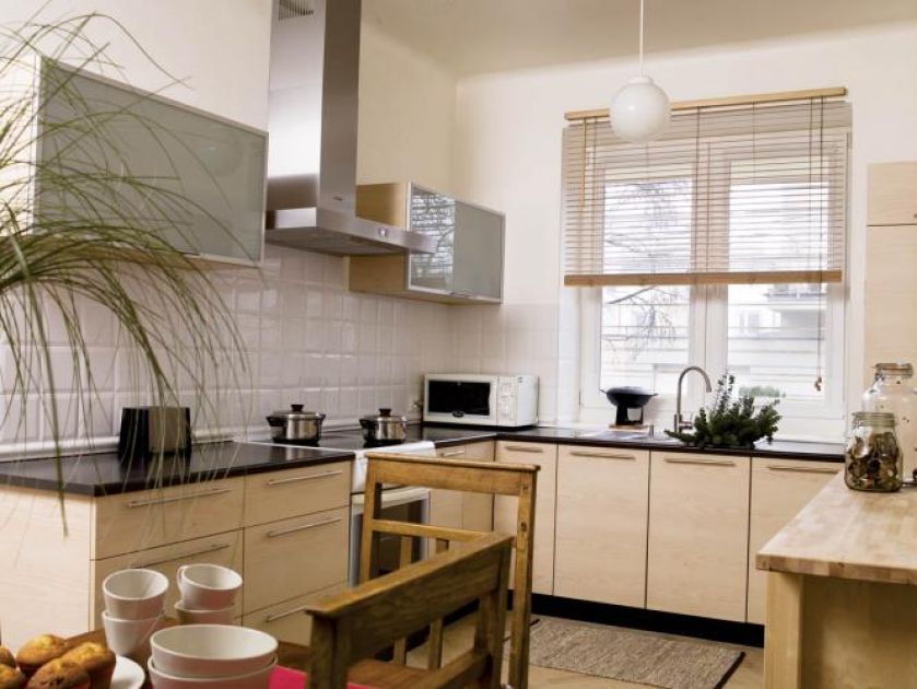 Prosta nowoczesna kuchnia. Przedwojenna willa z pamiątkami