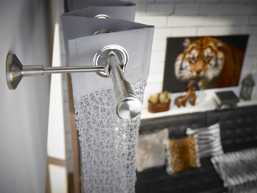 Proste, chłodne dodatki zrównoważą mocne zwierzęce elementy. Razem stworzą ciepłe wnętrze o nowoczesnym charakterze.