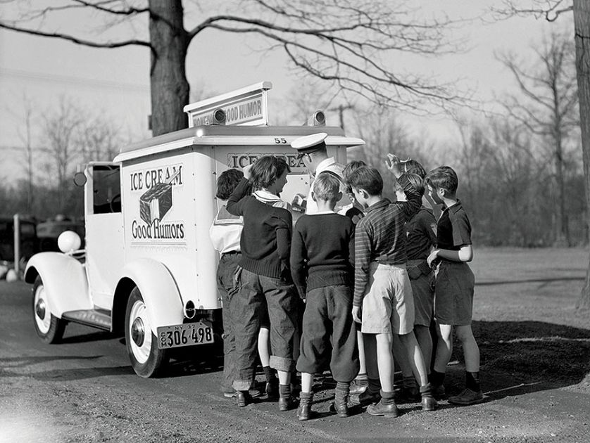 Przy ciężarówce z lodami Good Humors , lata 40. XX w.