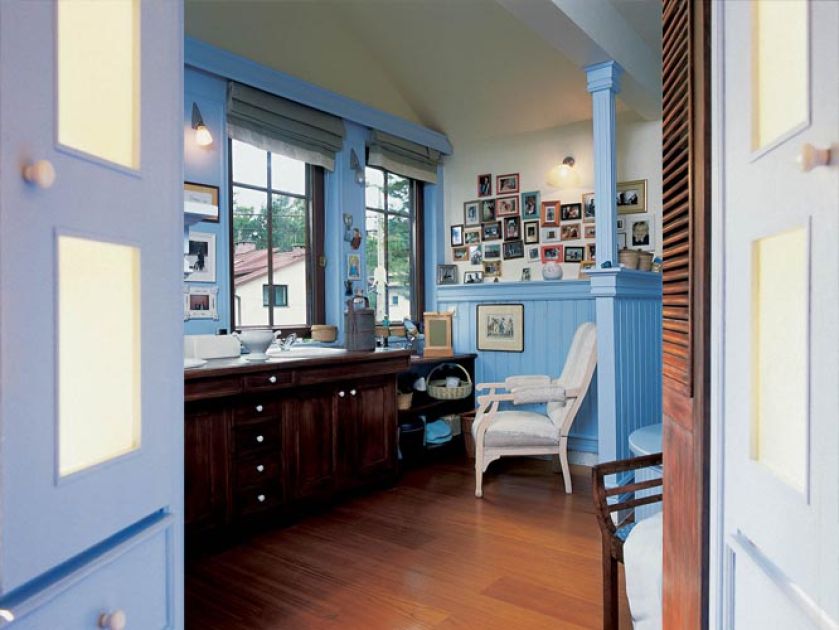 Przyjazną, rodzinną atmosferę podkreśla kolekcja fotografii w kolorowych ramkach.