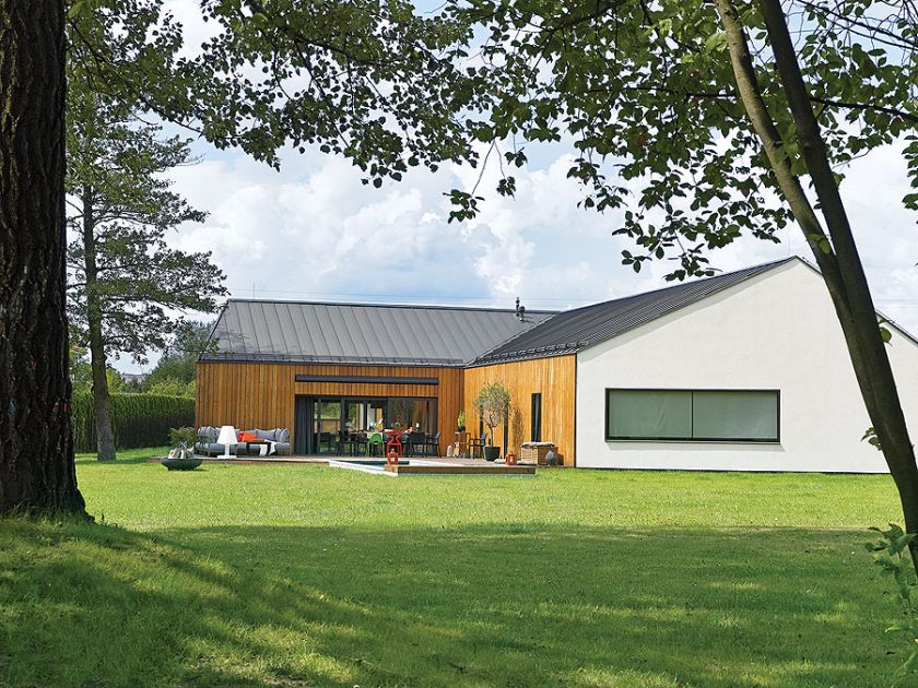 Ruda elewacja z modrzewia syberyjskiego spowodowała, że zlewa się z przyrodą.