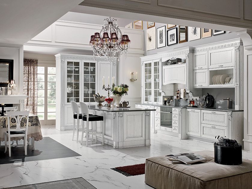 Rzeźbione gzymsy i pilastry w klasycznej kuchni Dolcevita firmy Stosa, podłoga marmurowa, Studio Italia