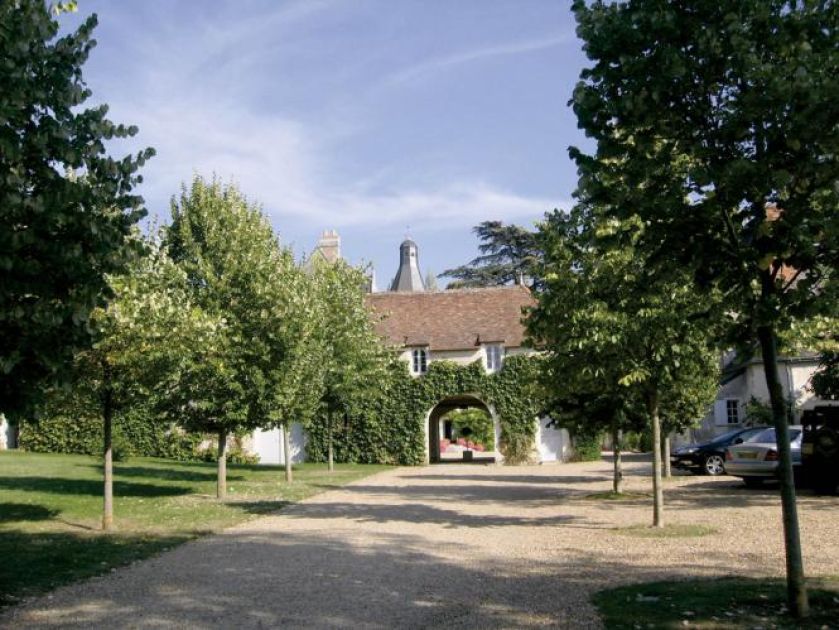 Są tu pokoje gościnne dla rodziny i garaże.