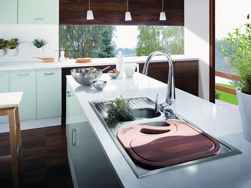 Salsa New jest z gładkiej stali, ma ociekacz, pasuje do niej deska do krojenia. Projekt: Marcin Jędrzak, cena 509 zł. DEANTE