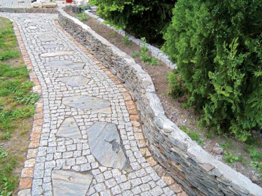 Ścieżkę z tradycyjnej kostki granitowej urozmaicono płytami z łupka szarogłazowego. KAMIENIE OGRODOWE