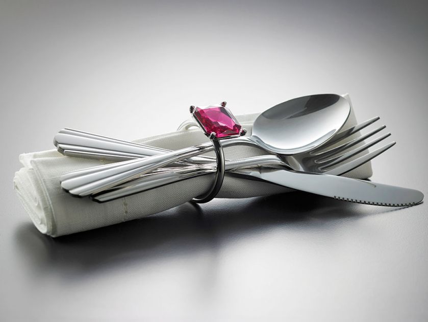 Pierścień na serwetkę i sztucće w kształcie... pierścienia. Z kolorowym kamieniem