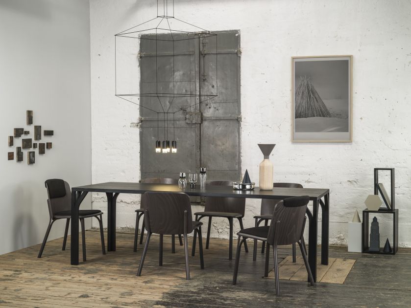 Stół Bloom i krzesła z kolekcji Split. Meble gięte TON.