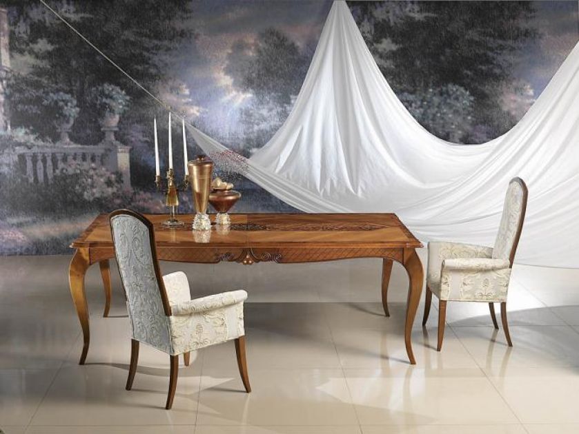 Stół New Classic intarsjowany drewnem egzotycznym i palisandrem (28 300 zł). Do kompletu fotel z tej samej kolekcji –