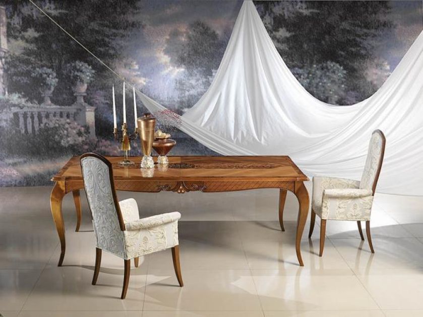 Stół New Classic z kolekcji Atelier 2008 firmy Carpanelli zrobiony jest z litego drewna orzecha i bogato intarsjowany drewnem