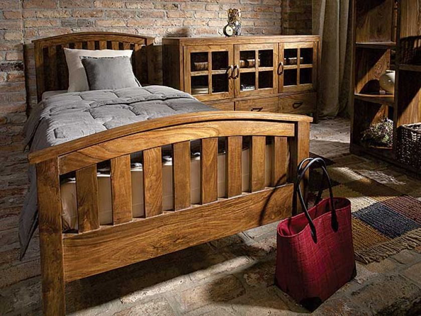 Szerokie łóżko Palisander ma wymiary 180 x 200 cm i kosztuje 3650 zł. Do kompletu komoda w cenie 2650 zł. BELBAZAAR