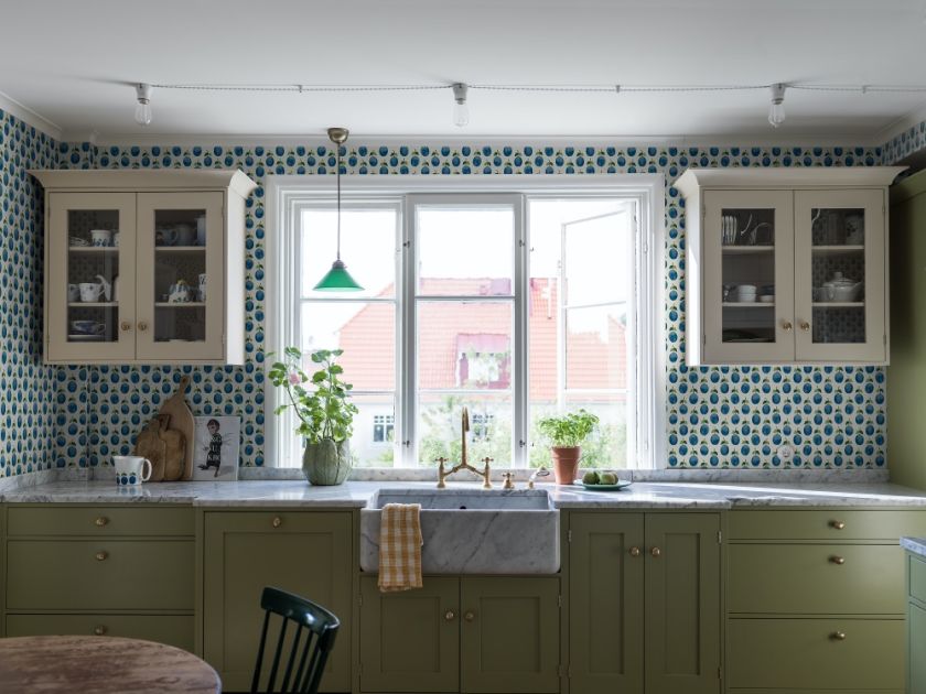 tapeta w kuchni między szafkami a blatem