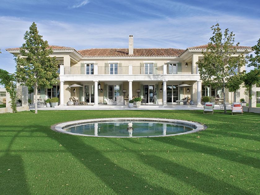 To zdecydowanie więcej niż domek na wsi. Taras ciągnie się przez całą szerokość budynku.