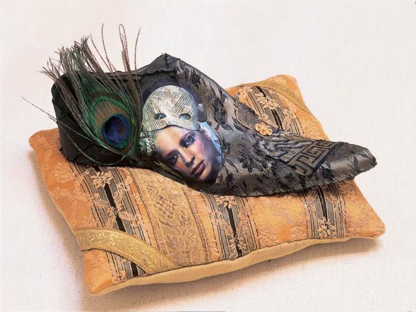 Trzewik z pawim piórem. Dom-patchwork Bożeny Łęckiej