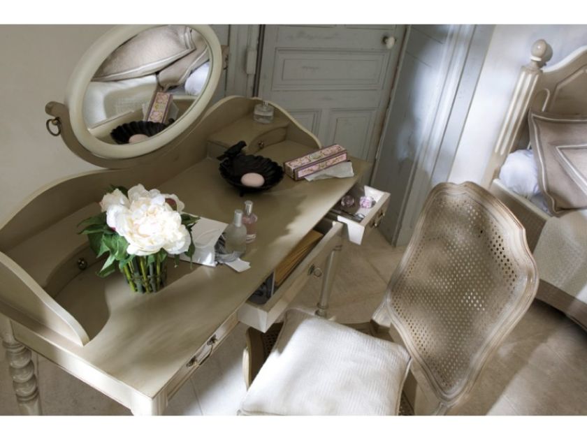 Typowo prowansalska toaletka, czyli coś dla romantyczek i marzycielek. Idealna do sypialni. Meble GRANGE, linia Provencal.