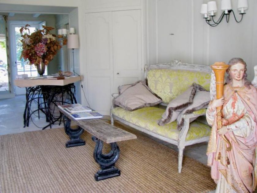 W holu gości wita rzeźba kobiety. Zameczek dla dwojga