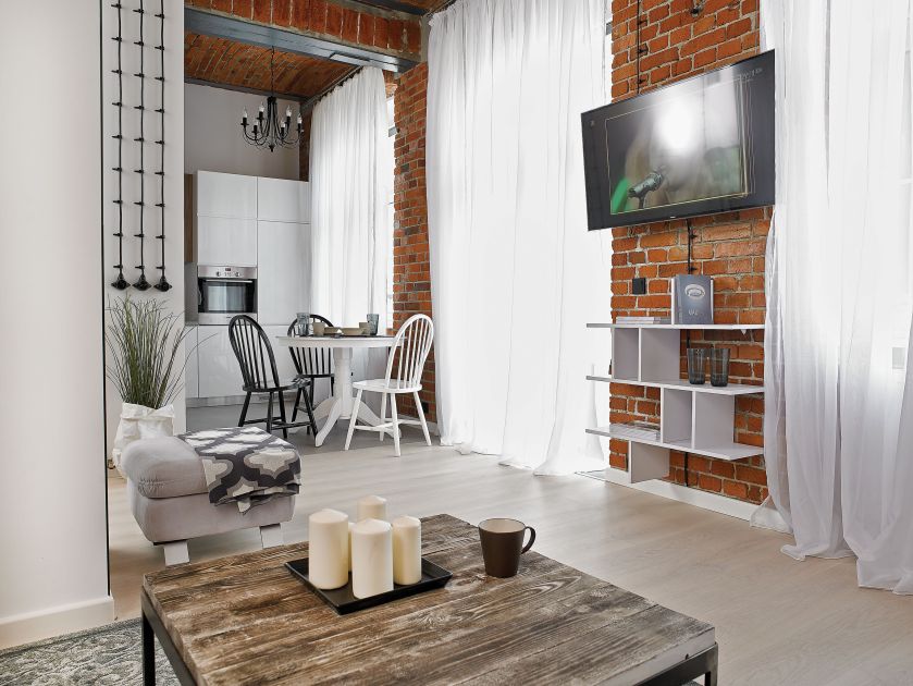 W kuchni królują biel, szarości i odrobina czerni. Na ścianie przedwojenne włączniki z pokrętłami.