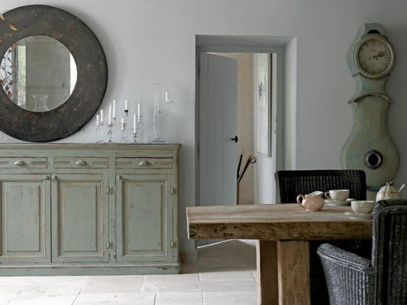 W kuchni wisi okrągłe lustro. Zameczek dla dwojga