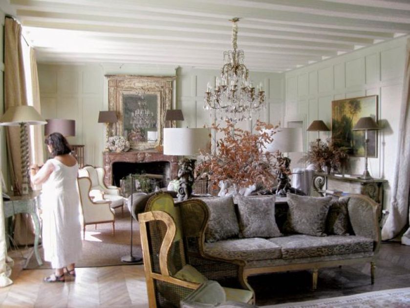 W salonie znajduje się wiele lamp. Zameczek dla dwojga