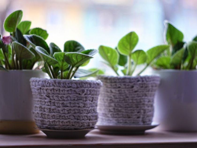 Wełniane oslonki na doniczki. Dziergane inspiracje: dom ciepło ubrany