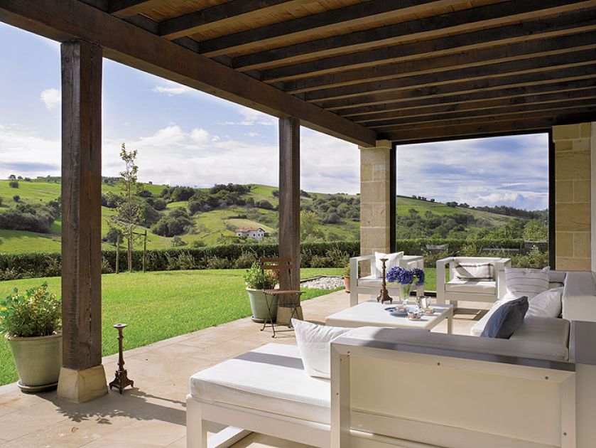 Widoki typowe dla Kantabrii. Nowy dom ze starych rzeczy