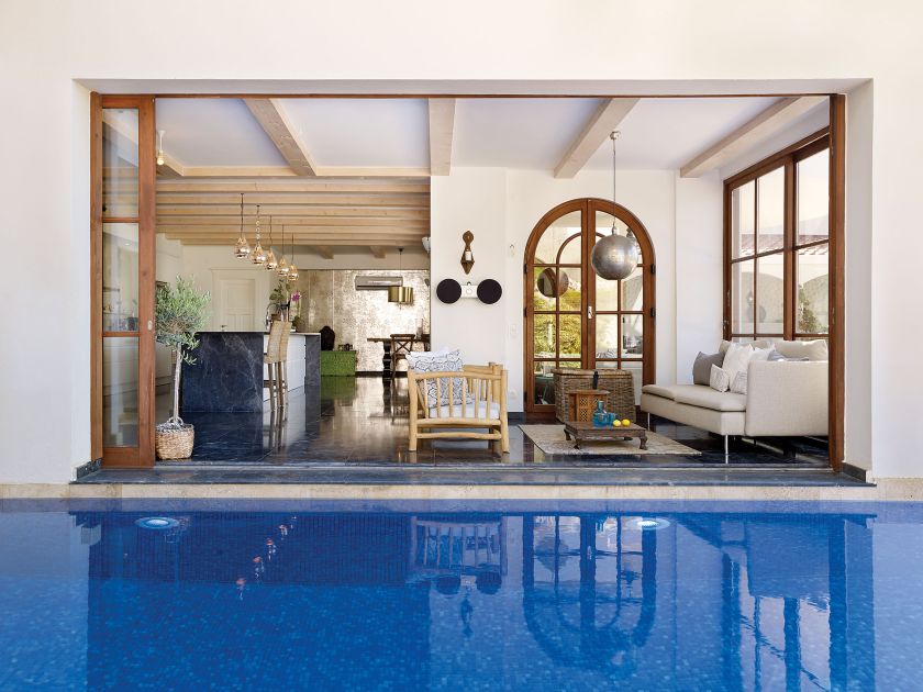Większość drzwi na parterze rozsuwa się, tak jak te w jadalni. Wystarczą dwa kroki, by urządzić sjestę na basenie.