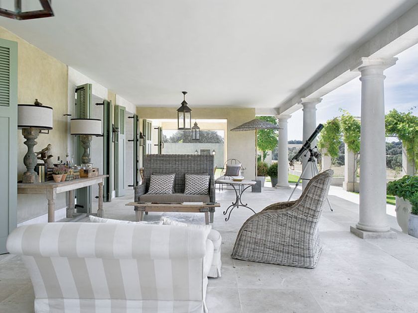 Wiklinowe fotele. Wiejska posiadłość po hiszpańsku