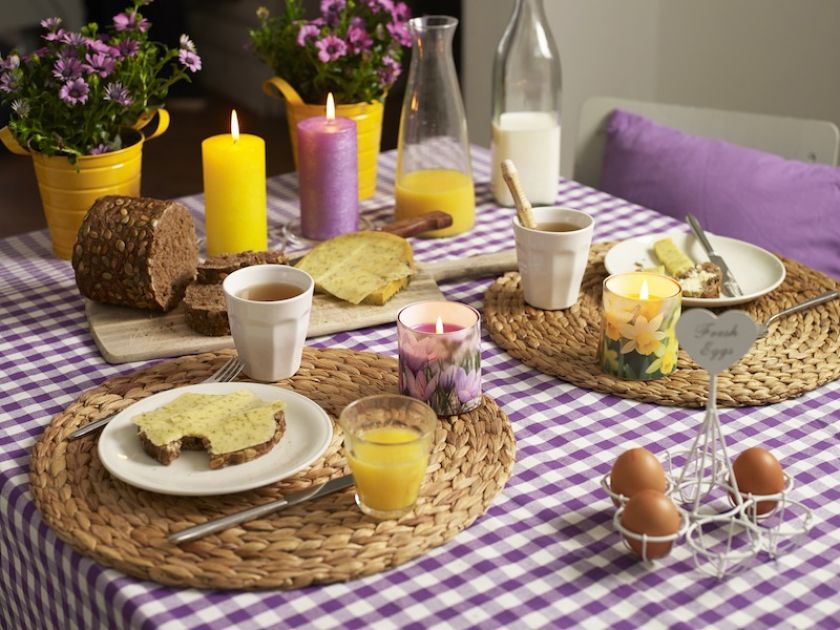 Wiosenne śniadanie ze świecami zapachowymi Bolsius.