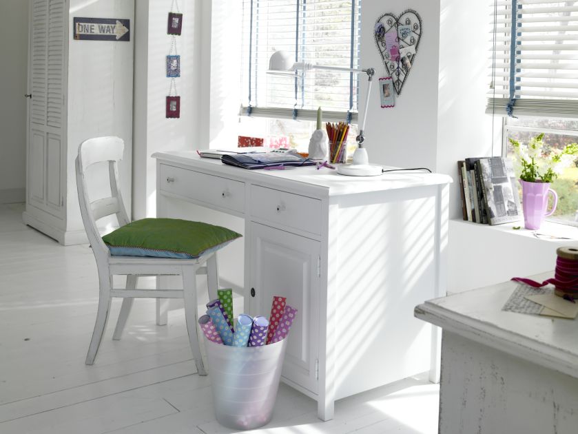 W pokoju dziecka w wieku szkolnym nie powinno zabraknąć wygodnego i funkcjonalnego stołu, biurka lub blatu do pisania.