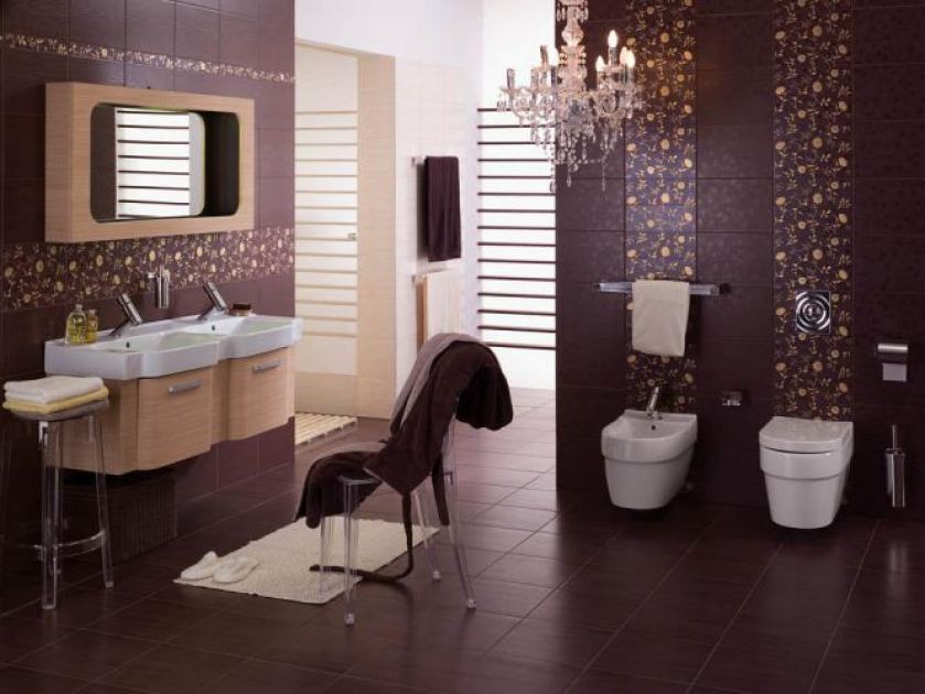 Z dekorów można ułożyć pionowe pasy. Tutaj tworzą je listwy z kolekcji Magica - kwiaty pokryte są satynowanym złotem