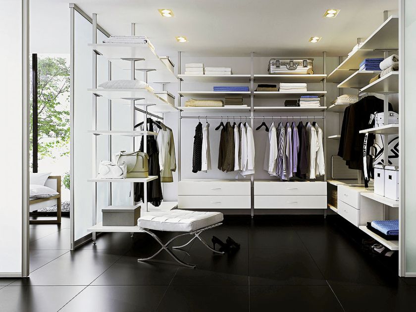 Z różnej wielkości szufladami, półkami i komodami wysuwane półki i LED-owe oświetlenie moduł od 3000 zł