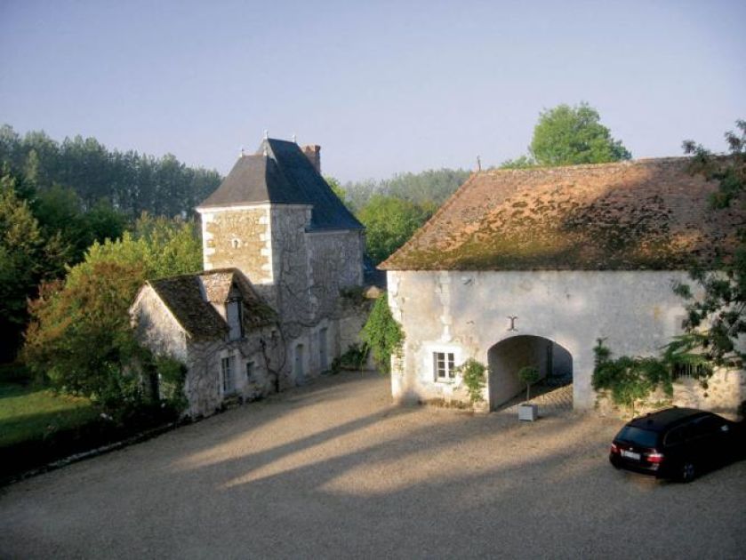 Zamek otaczają resztki murów obronnych.