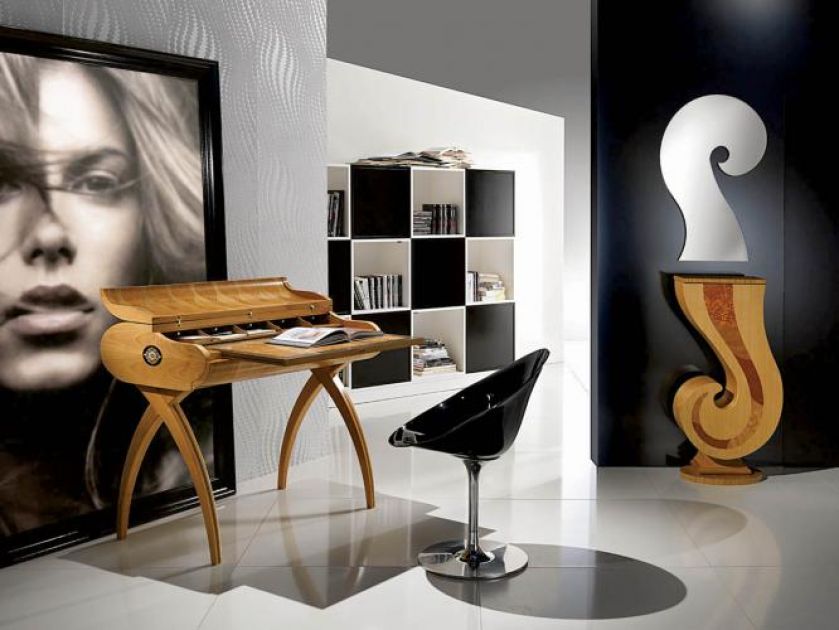 Zamykane biurko z wysuwanym blatem intarsjowane jest hebanem i macicą perłową. Kosztuje 18 850 zł. PATT MEBEL