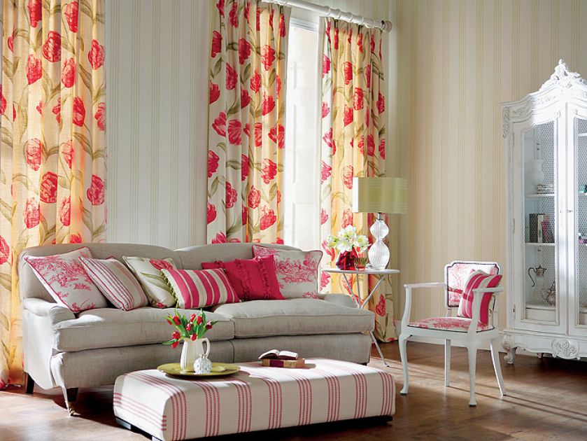 Zasłony Liana za 297 zł/m, krzesło tapicerowane materiałem Etienne (215 zł/m), stół i poduszki w paski: Emilia 278 zł/m