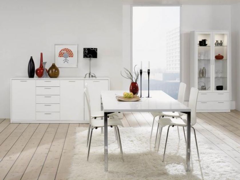 Do nowoczesnego wnętrza można wybrać stół z lakierowanym blatem i metalowymi nogami. Jadalnia Viwa: stół - od 1190 zł,