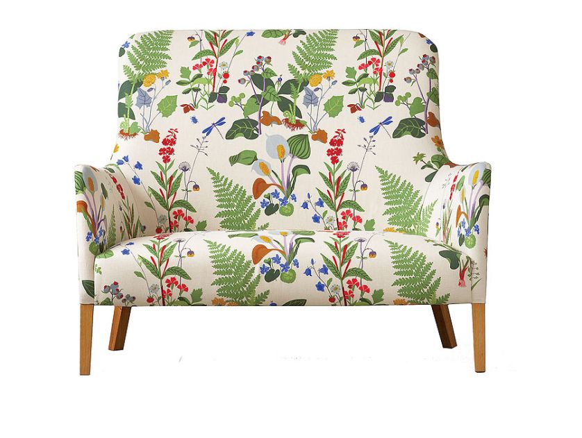 Jaką kanapę wybrać do salonu? Przede wszystkim wygodą i koniecznie we wzory i kolory zapożyczone z lasu, łąki, dżungli