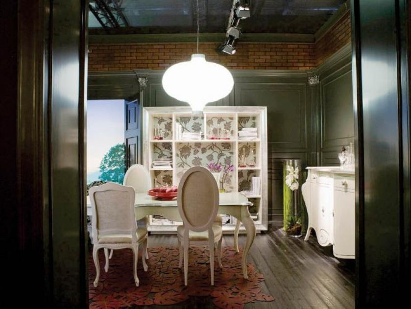 Kolekcja Busatto - komoda lakierowana jest na wysoki połysk, plecy regału wytapetowano tkaniną. KAG MEBLE I ŚWIATŁO