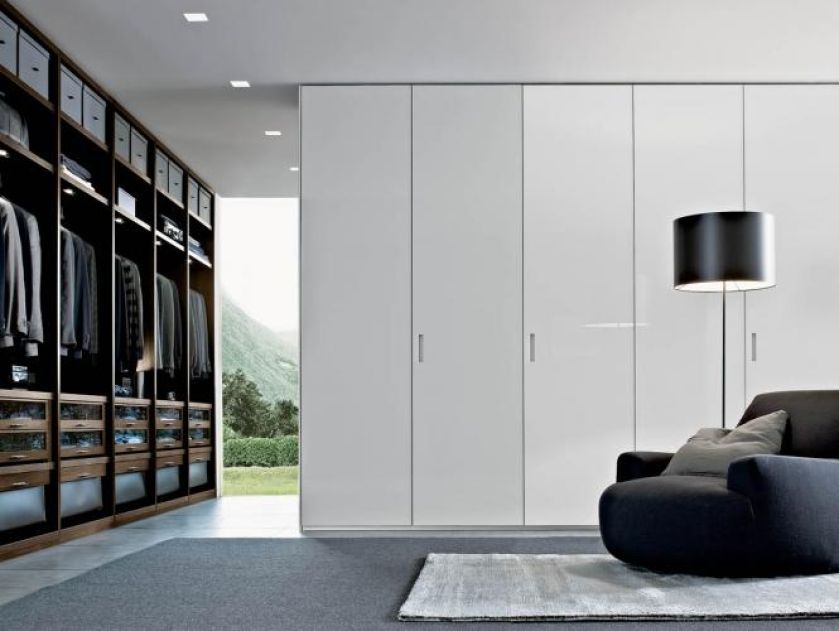 Szaf nigdy za dużo - otwarta Senzafine i Sydney z drzwiami z barwionego szkła (3200 zł, moduł podstawowy). Poliform.